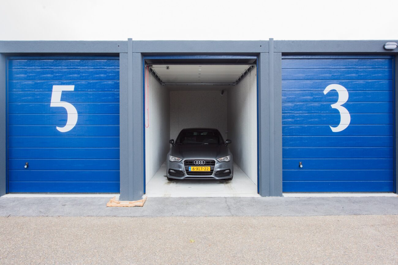 Audi auto in garage